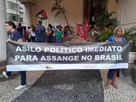 Téléchargez les photos : RIO DE JANEIRO (RJ), Brésil 20 / 02 / 2024 Manifestation pour la liberté du journaliste et fondateur de WikiLeaks Julian Assange, qui a lieu ce mardi, à 17h, devant le Consulat d'Angleterre, région de Flamengo - en image libre de droit