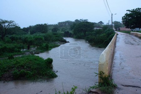 Foto de ITAMBE (BA), 22 / 02 / 2024 - Las fuertes lluvias cayeron en Itambe (BA), en el suroeste de Bahía, este jueves (22). En la foto, Río Verruga, en la ciudad de Itambe, en el Estado de Bahía, Brasil, 22 de febrero de 2024. - Imagen libre de derechos
