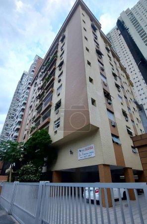 Téléchargez les photos : SANTOS, Brésil 23 / 02 / 2024 - Santos est la ville avec le plus grand nombre d'appartements par rapport à tout autre type de résidence au Brésil. La Ville a gagné plusieurs projets - en image libre de droit