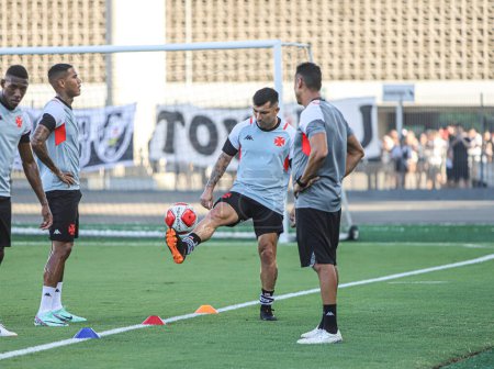 Photo for Cariacica (ES), 02/24/2024 - Gary Medel in the warm-up during the match between Vasco against Volta Redonda, valid for the 10th Round of the Carioca Football Championship 2024, held at the Kleber Andrade Stadium - Royalty Free Image