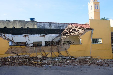 Téléchargez les photos : SALVADOR (BA), 24 / 02 / 2024 - Les fortes pluies qui ont frappé le sud-ouest de Bahia ces derniers jours, renversé et détruit une partie de l "église catholique de Sao Sebastiao - en image libre de droit