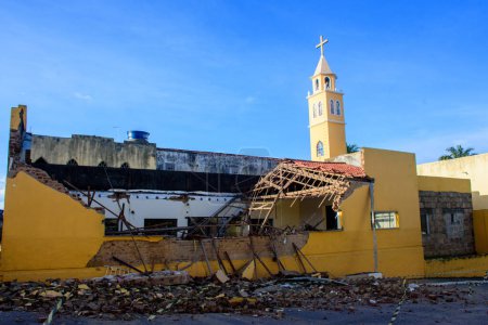 Foto de SALVADOR (BA), 24 / 02 / 2024 - Las fuertes lluvias que han azotado el suroeste de Bahía en los últimos días, derribaron y destruyeron parte de la Iglesia Católica de Sao Sebastiao - Imagen libre de derechos