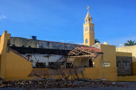 Téléchargez les photos : SALVADOR (BA), 24 / 02 / 2024 - Les fortes pluies qui ont frappé le sud-ouest de Bahia ces derniers jours, renversé et détruit une partie de l "église catholique de Sao Sebastiao - en image libre de droit