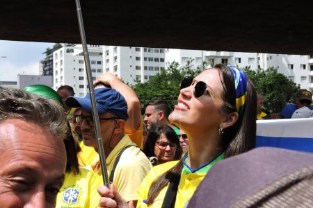 Foto de Sao Paulo (SP), Brasil 25 / 02 / 2024 - Manifestantes llegan a la Avenida Paulista para un evento convocado por el expresidente de Brasil Jair Bolsonaro, en la tarde de este domingo 25 de febrero de 2024. - Imagen libre de derechos