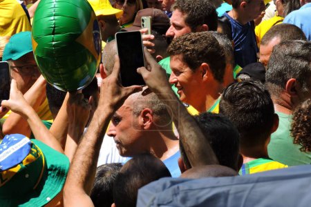 Foto de Sao Paulo (SP), 25 / 02 / 2024 - El diputado federal Ricardo Salles (PL), va a la manifestación en la Avenida Paulista para un evento convocado por el ex presidente de Brasil, Jair Bolsonaro, en la tarde - Imagen libre de derechos