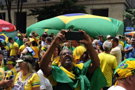 Foto de Sao Paulo (SP), Brasil 25 / 02 / 2024 - Manifestantes llegan a la Avenida Paulista para un evento convocado por el expresidente de Brasil Jair Bolsonaro, en la tarde de este domingo 25 de febrero de 2024. - Imagen libre de derechos