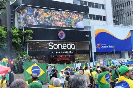 Téléchargez les photos : Sao Paulo (SP), Brésil 25 / 02 / 2024 - Des manifestants arrivent sur l'avenue Paulista pour un événement convoqué par l'ancien président du Brésil Jair Bolsonaro, dans l'après-midi de ce dimanche 25 février 2024. - en image libre de droit