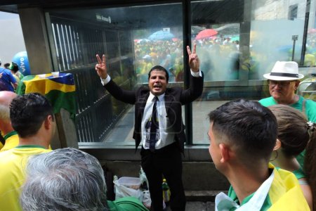 Téléchargez les photos : Sao Paulo (SP), Brésil 25 / 02 / 2024 - Des manifestants arrivent sur l'avenue Paulista pour un événement convoqué par l'ancien président du Brésil Jair Bolsonaro, dans l'après-midi de ce dimanche 25 février 2024. - en image libre de droit