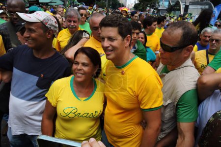 Téléchargez les photos : Sao Paulo (SP), 25 / 02 / 2024 - Député fédéral Ricardo Salles (PL), se rend à la manifestation sur l'avenue Paulista pour un événement convoqué par l'ancien président du Brésil Jair Bolsonaro, dans l'après-midi - en image libre de droit