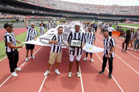 Photo for Sao Paulo (SP), 02/25/2024 - Former Santos player Serginho Chulapa receives a tribute from the President of Santos Marcelo Texeira in celebration of the 40th anniversary of his goal against Corinthian - Royalty Free Image