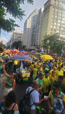 Téléchargez les photos : Sao Paulo (SP), Brésil 25 / 02 / 2024 - Vue aérienne de la manifestation convoquée par l'ancien Président du Brésil Jair Bolsonaro, sur l'Avenida Paulista, ce dimanche 25 février 2024. - en image libre de droit