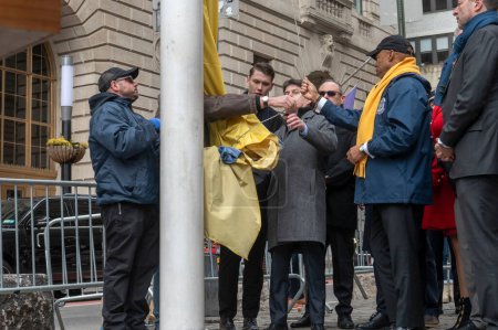 Téléchargez les photos : Le maire Adams prononce un discours lors de la cérémonie de levée de drapeau pour l'Ukraine. 24 février 2024, New York, New York, États-Unis : Le maire de New York Eric Adams (2R) lève le drapeau ukrainien lors d'une cérémonie de levée de drapeau pour l'Ukraine - en image libre de droit