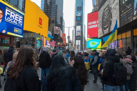 Foto de NUEVA YORK, NUEVA YORK - 19 de marzo: La gente se reúne para un mitin por Ucrania en el segundo aniversario de la invasión rusa de Ucrania en Times Square el 24 de febrero de 2024 en la ciudad de Nueva York. Entrando en su tercer año, la inquebrantable guerra de Rusia contra Ucrania - Imagen libre de derechos