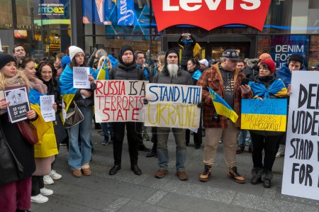 Téléchargez les photos : Guerre Russie-Ukraine : 2e anniversaire de l'invasion à grande échelle de la Russie. 24 février 2024, New York, New York, États-Unis : Les gens tiennent des pancartes et des drapeaux lors d'un rassemblement pour l'Ukraine à l'occasion du deuxième anniversaire de l'invasion russe de l'Ukraine à Times Square - en image libre de droit