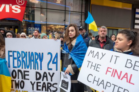 Foto de Russia-Ukraine War: 2nd Anniversary Of Russia 's Large-Scale Invasion (en inglés). 24 de febrero de 2024, Nueva York, Nueva York, Estados Unidos: La gente sostiene pancartas y banderas en un mitin por Ucrania en el segundo aniversario de la invasión rusa de Ucrania en Times Square - Imagen libre de derechos