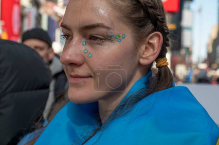 Foto de Russia-Ukraine War: 2nd Anniversary Of Russia 's Large-Scale Invasion (en inglés). 24 de febrero de 2024, Nueva York, Nueva York, Estados Unidos: Una mujer con la cara pintada en los colores de la bandera ucraniana asiste a un mitin por Ucrania - Imagen libre de derechos