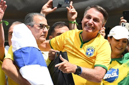 Foto de Sao Paulo SP, 02 / 25 / 2024 - El ex presidente de Brasil Jair Messias Bolsonaro y el pastor Silas Malafaia, durante una manifestación en la Avenida Paulista, en la ciudad de Sao Paulo, este domingo (25). - Imagen libre de derechos