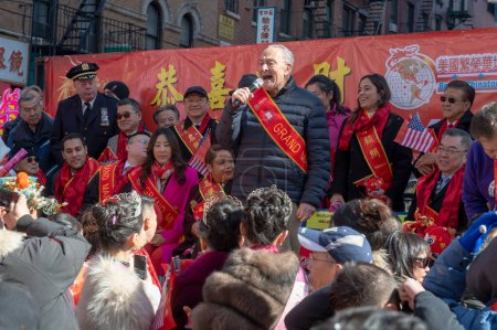 Téléchargez les photos : Chinatown Lunar New Year Parade. 25 février 2024, New York, New York, États-Unis : Le leader de la majorité au Sénat américain, le sénateur Chuck Schumer, prend la parole lors du défilé annuel du Nouvel An lunaire à Chinatown le 25 février 2024 à New York. - en image libre de droit
