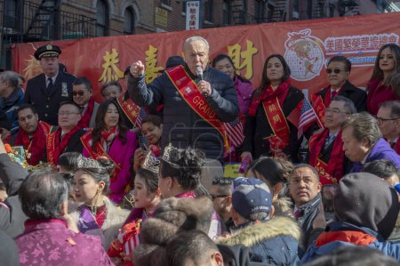 Téléchargez les photos : Chinatown Lunar New Year Parade. 25 février 2024, New York, New York, États-Unis : Le leader de la majorité au Sénat américain, le sénateur Chuck Schumer, prend la parole lors du défilé annuel du Nouvel An lunaire à Chinatown le 25 février 2024 à New York. - en image libre de droit