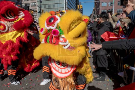 Téléchargez les photos : Chinatown Lunar New Year Parade. 25 février 2024, New York, New York, États-Unis : Les spectateurs tentent de toucher les Lions pour avoir de la chance lors du défilé annuel du Nouvel An lunaire à Chinatown le 25 février 2024 à New York - en image libre de droit
