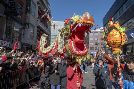 Foto de Desfile de Año Nuevo Lunar de Chinatown. 25 de febrero de 2024, Nueva York, Nueva York, Estados Unidos: Bailarines Dragón participan en el desfile anual del Año Nuevo Lunar en Chinatown el 25 de febrero de 2024 en la ciudad de Nueva York. - Imagen libre de derechos