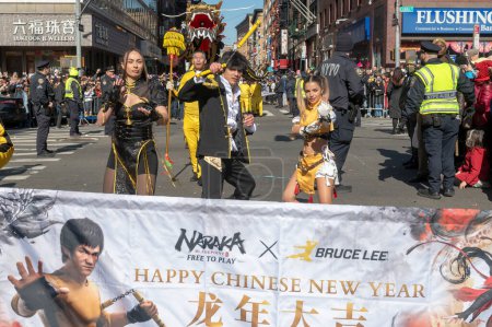 Téléchargez les photos : Chinatown Lunar New Year Parade. 25 février 2024, New York, New York, USA : Un homme portant le costume de Bruce Lee participe au défilé annuel du Nouvel An lunaire à Chinatown le 25 février 2024 à New York. - en image libre de droit