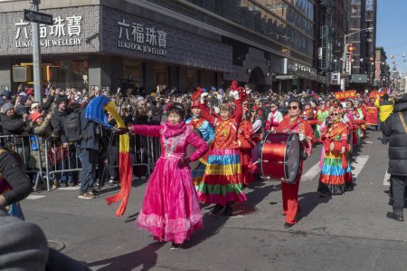 Téléchargez les photos : (NOUVEAU) Chinatown Lunar New Year Parade. 25 février 2024, New York, New York, États-Unis : Des personnes portant des costumes différents participent au défilé annuel du Nouvel An lunaire à Chinatown le 25 février 2024 à New York. Les gens se sont réunis pour profiter et céder - en image libre de droit