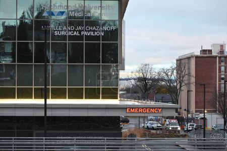 Téléchargez les photos : Trois agents de sécurité ont été poignardés, une infirmière a été frappée et une autre infirmière a été mordue lors d'une attaque par un patient au Richmond University Medical Center de Staten Island, dans l'État de New York. 3 mars 2024, Staten Island, New York, USA - en image libre de droit