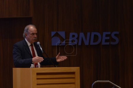 Foto de Río de Janeiro (RJ), Brasil 03 / 04 / 2024 - El presidente del Banco Nacional de Desarrollo Económico y Social (BNDES), Aloizio Mercadante, anuncia los resultados del Banco para el año 2023, este lunes (04) - Imagen libre de derechos