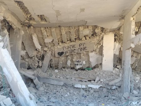 Foto de Destrucciones en el Hospital Al Amal & Nasser en Gaza. 05 de marzo de 2024, Khan Yunis, Gaza, Palestina: Las destrucciones en el sitio de la retirada del ejército israelí del barrio de Al Amal y del Hospital Nasser en la ciudad de Khan Yunis - Imagen libre de derechos