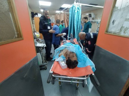 Foto de (INT) Llegada de palestinos heridos al Hospital de los Mártires de Al-Aqsa. 06 de marzo de 2024, Gaza, Palestina: Varios palestinos heridos llegaron al Hospital de los Mártires de Al-Aqsa en Deir Al-Balah después de que Nadeena Khan Yunis y Net Sarim Street fueran atacados. - Imagen libre de derechos