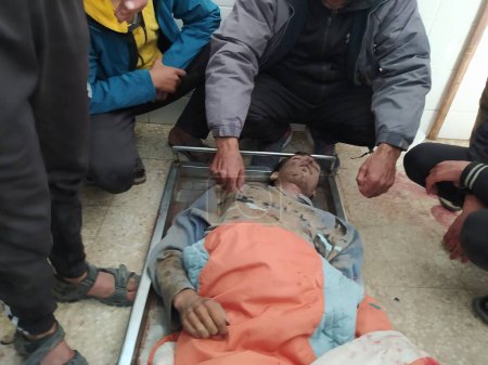 Foto de (INT) Llegada de palestinos heridos al Hospital de los Mártires de Al-Aqsa. 06 de marzo de 2024, Gaza, Palestina: Varios palestinos heridos llegaron al Hospital de los Mártires de Al-Aqsa en Deir Al-Balah después de que Nadeena Khan Yunis y Net Sarim Street fueran atacados. - Imagen libre de derechos