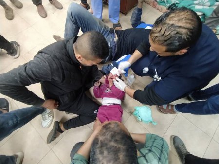 Téléchargez les photos : (INT) Arrivée de Palestiniens blessés à l'hôpital des martyrs d'Al-Aqsa. 06 mars 2024, Gaza, Palestine : Un certain nombre de Palestiniens blessés sont arrivés à l'hôpital des martyrs Al-Aqsa à Deir Al-Balah après que Nadeena Khan Yunis et Net Sarim Street ont été pris pour cible. - en image libre de droit
