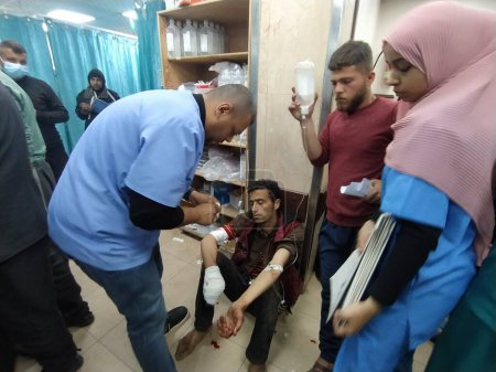 Téléchargez les photos : (INT) Arrivée de Palestiniens blessés à l'hôpital des martyrs d'Al-Aqsa. 06 mars 2024, Gaza, Palestine : Un certain nombre de Palestiniens blessés sont arrivés à l'hôpital des martyrs Al-Aqsa à Deir Al-Balah après que Nadeena Khan Yunis et Net Sarim Street ont été pris pour cible. - en image libre de droit
