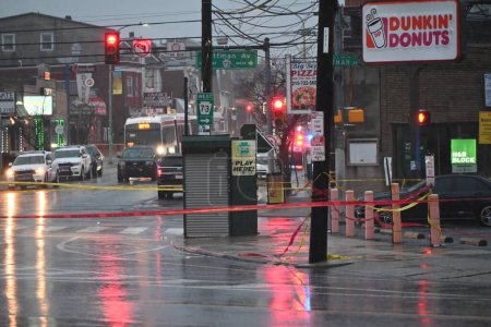 Foto de Un tiroteo masivo hiere a ocho jóvenes en una parada de autobús de la SEPTA en Filadelfia, Pensilvania. 6 de marzo de 2024, Filadelfia, Pensilvania, Estados Unidos: Aproximadamente a las 2: 59 PM, se recibieron numerosas llamadas al 911 informando de un tiroteo masivo en la carretera - Imagen libre de derechos