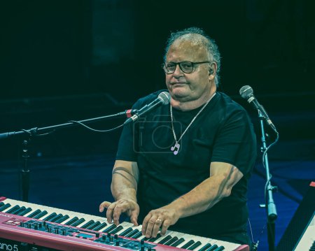 Téléchargez les photos : Sao Paulo (SP), BRESIL - 03 07 2024 : Avec une carrière de 48 ans et 27 albums, le chanteur Guilherme Arantes part en mini-tournée à Sesc Pompeia - en image libre de droit