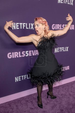 Téléchargez les photos : 7 mars 2024 - New York, États-Unis : Busy Philipps assiste à la première de la saison 3 de Netflix Girls5eva au Paris Theater à New York. États-Unis - en image libre de droit