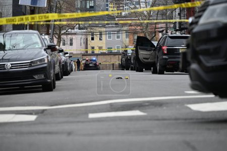 Téléchargez les photos : Tir tue une personne et blesse deux autres à Jersey City, New Jersey. 9 mars 2024, Jersey City, New Jersey, États-Unis : L'unité des homicides du bureau des procureurs du comté d'Hudson et le département de police de Jersey City enquêtent sur une fusillade - en image libre de droit