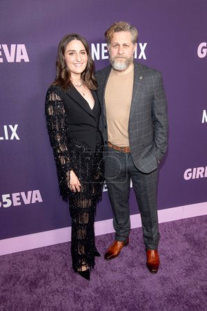 Téléchargez les photos : 7 mars 2024 - New York, États-Unis : Sara Bareilles et Joe Tippett assistent à la première de la saison 3 de Netflix Girls5eva au Paris Theater à New York, États-Unis - en image libre de droit