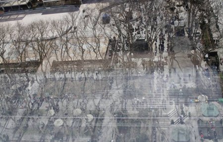 Téléchargez les photos : 8 mars 2024, New York, États-Unis : Vue aérienne du quartier Manhattan-Bryant Park depuis le Bank of America Building, New York montrant les mouvements des piétons et des véhicules. - en image libre de droit