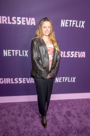 Téléchargez les photos : 7 mars 2024 - New York, États-Unis : Lily Sheen assiste à la première de la saison 3 de Netflix Girls5eva au Paris Theater à New York, États-Unis - en image libre de droit