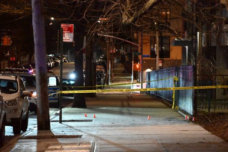 Foto de 7 de marzo de 2024, Bronx, Nueva York, Estados Unidos: Fatal shooting of a 17-year-old boy in Bronx, New York. La policía dice que un chico de 17 años murió después de recibir un disparo cerca de una escuela en el Bronx el jueves. - Imagen libre de derechos
