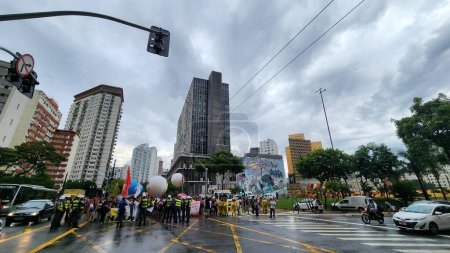 Foto de Sao Paulo, BRASIL - 08 / 03 / 2024: Manifestación y huelga de maestros frente al Ayuntamiento de Sao Paulo. Las demandas de la Agenda Coeduc para la Campaña Salarial 2024 son: Aumento del 39% incorporado para todos; Fin del 14% de confiscación de pensiones - Imagen libre de derechos