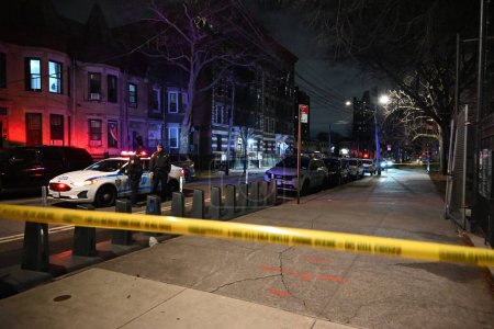 Téléchargez les photos : 7 mars 2024, Bronx, New York, États-Unis : Fusillade mortelle d'un garçon de 17 ans dans le Bronx, New York. La police dit qu'un garçon de 17 ans est mort après avoir été abattu près d'une école dans le Bronx jeudi. - en image libre de droit