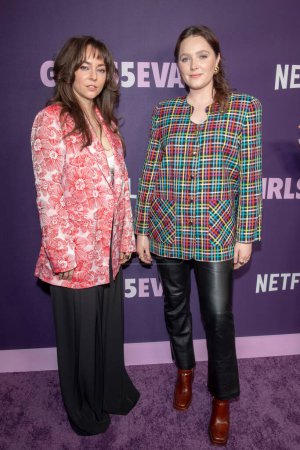 Téléchargez les photos : (7 mars 2024 - New York, États-Unis : Kate Eastman et Amy Forsyth assistent à la première de la saison 3 de Netflix Girls5eva au Paris Theater à New York, États-Unis - en image libre de droit