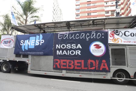 Téléchargez les photos : Sao Paulo, BRÉSIL - 03 / 08 / 2024 : Manifestation et grève des enseignants devant la mairie de Sao Paulo. Les exigences du programme Coeduc pour la campagne salariale de 2024 sont les suivantes : Augmentation de 39 % incorporée pour tous ; Fin de la confiscation des pensions de 14 % - en image libre de droit