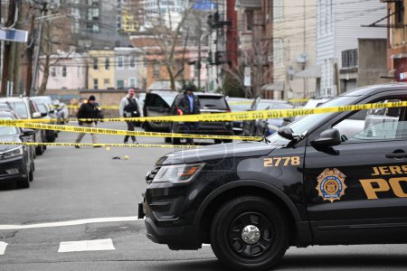 Foto de El tiroteo mata a una persona e hiere a otras dos en Jersey City, Nueva Jersey. 9 de marzo de 2024, Jersey City, Nueva Jersey, Estados Unidos: La Unidad de Homicidios de la Fiscalía del Condado de Hudson y el Departamento de Policía de Jersey City están investigando un tiroteo - Imagen libre de derechos