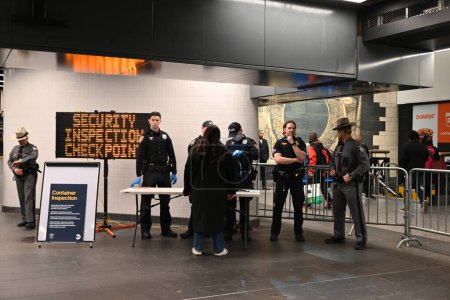 Téléchargez les photos : 7 mars 2024, Manhattan, New York, États-Unis - Garde nationale, police de l'ATM, police de l'État de New York fouillent les bagages des passagers du métro à la station 34th Street Penn à Manhattan, New York. - en image libre de droit