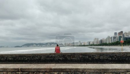 Foto de SANTOS (SP), 03 / 07 / 2024-CLIMATE / INSTABILITY / BEACH / SP- Jueves, 02 / 07 / 2024 estuvo marcado por la inestabilidad y la lluvia dispersa, en la ciudad de Santos, en la costa de Sao Paulo, hubo pocas actividades deportivas y bañistas en primera línea de playa. playa. - Imagen libre de derechos