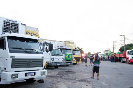 Téléchargez les photos : Rio de Janeiro (RJ), 03 / 11 / 2024- TRUCK DRIVERS STRIKE / NO RESTRICTION / TRUCK DRIVERS DEMONSTRATION - Un groupe de camionneurs se réunissent au marché de Sao Sebastiao le matin de ce lundi (11), sur Avenida Brasil, zone nord de Rio de Janeiro, une gathe - en image libre de droit